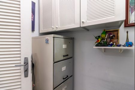 Apartamento à venda com 94m², 3 quartos e 2 vagas Apartamento à venda com 94m², 3 quartos e 2 vagasQuarto de Serviço