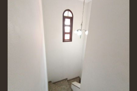Casa para alugar com 250m², 4 quartos e 6 vagasEscada