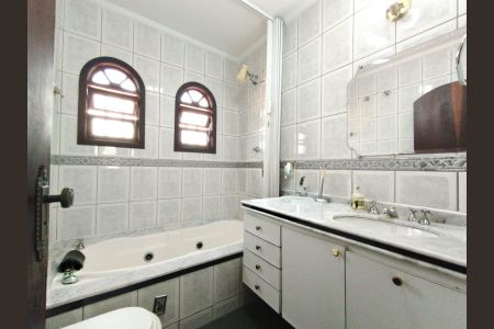 Casa para alugar com 250m², 4 quartos e 6 vagasBanheiro