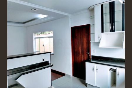 Casa à venda com 220m², 3 quartos e 2 vagas