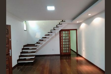 Casa à venda com 220m², 3 quartos e 2 vagas