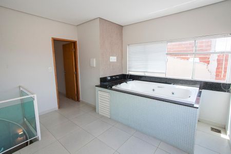 Casa para alugar com 240m², 3 quartos e 4 vagasBanheira da Suíte 1