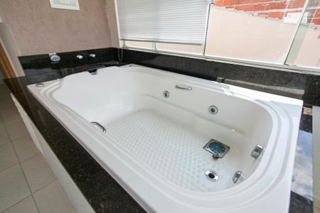 Casa para alugar com 240m², 3 quartos e 4 vagasBanheira da Suíte 1