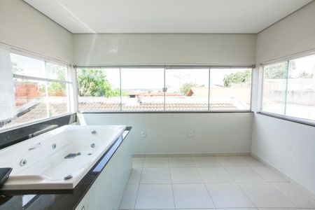 Casa para alugar com 240m², 3 quartos e 4 vagasBanheira da Suíte 1