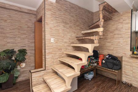 Casa à venda com 190m², 5 quartos e 4 vagas Casa à venda com 190m², 5 quartos e 4 vagasEscada