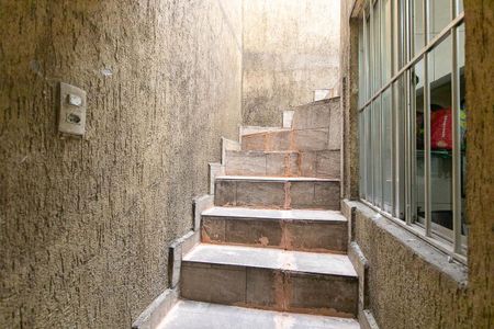 Casa à venda com 190m², 5 quartos e 4 vagas Casa à venda com 190m², 5 quartos e 4 vagasEscada Externa