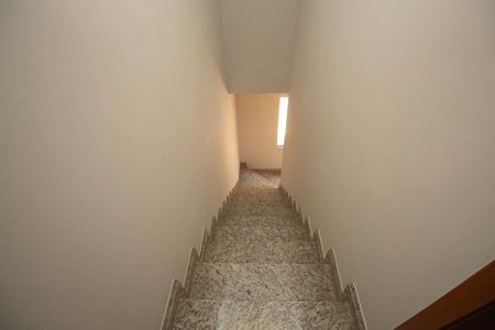 Casa de condomínio para alugar com 70m², 2 quartos e 1 vagaEscada