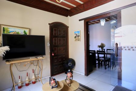Casa à venda com 597m², 4 quartos e 7 vagas Casa à venda com 597m², 4 quartos e 7 vagasSala