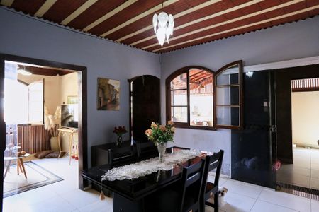 Casa à venda com 597m², 4 quartos e 7 vagas Casa à venda com 597m², 4 quartos e 7 vagasSala de Jantar