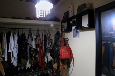 Casa à venda com 597m², 4 quartos e 7 vagas Casa à venda com 597m², 4 quartos e 7 vagasQuarto 1