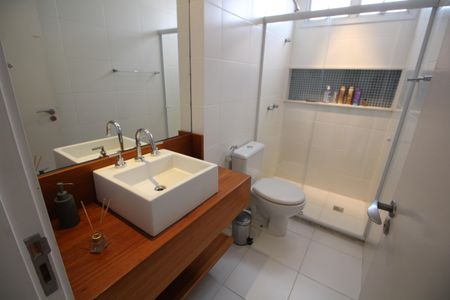 Apartamento à venda com 233m², 4 quartos e 3 vagasBanheiro da Suíte 1