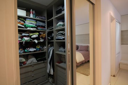 Apartamento à venda com 233m², 4 quartos e 3 vagasSuíte 2 - Closet