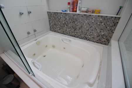 Apartamento à venda com 233m², 4 quartos e 3 vagasBanheiro da Suíte 2