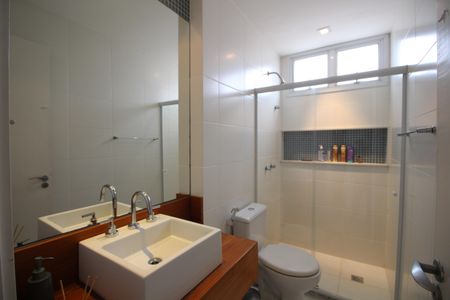 Apartamento à venda com 233m², 4 quartos e 3 vagasBanheiro da Suíte 1