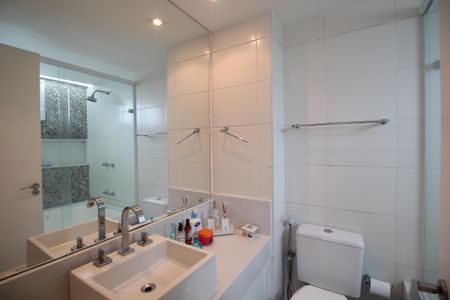 Apartamento à venda com 233m², 4 quartos e 3 vagasBanheiro da Suíte 2