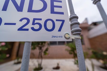 Casa à venda com 250m², 3 quartos e 2 vagas08/10/25 Placa : ZNHJ-410