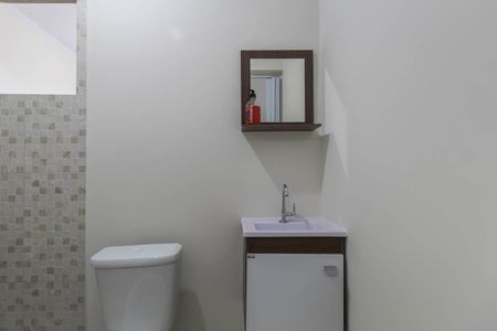 Banheiro de kitnet/studio para alugar com 1 quarto, 28m² em Conjunto Habitacional Teotonio Vilela, São Paulo