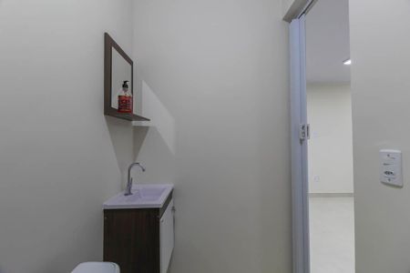 Banheiro de kitnet/studio para alugar com 1 quarto, 28m² em Conjunto Habitacional Teotonio Vilela, São Paulo