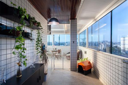 Apartamento à venda com 180m², 4 quartos e 3 vagas Apartamento à venda com 180m², 4 quartos e 3 vagasCobertura