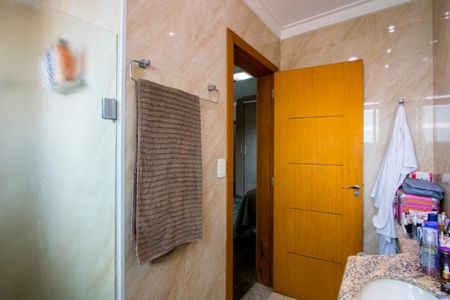 Casa à venda com 226m², 4 quartos e 4 vagasBanheiro do quarto 1