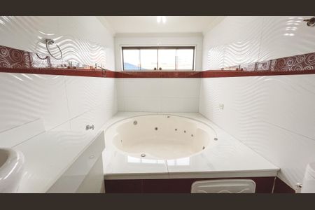 Casa à venda com 500m², 5 quartos e 5 vagasBanheiro da Suíte 3