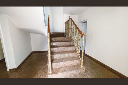 Casa à venda com 500m², 5 quartos e 5 vagasEscada