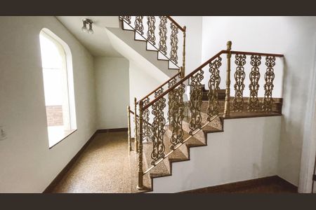 Casa à venda com 500m², 5 quartos e 5 vagasEscada