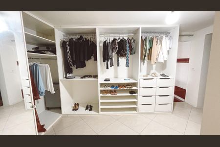 Casa à venda com 500m², 5 quartos e 5 vagasCloset da Suíte 3