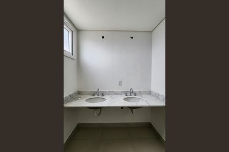 Apartamento à venda com 130m², 3 quartos e 4 vagas Apartamento à venda com 130m², 3 quartos e 4 vagasBanheiro da Suíte 3