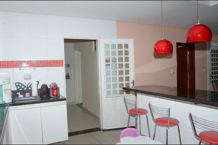 Casa à venda com 280m², 2 quartos e 2 vagasCozinha