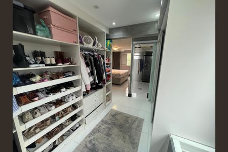 Apartamento à venda com 128m², 2 quartos e 3 vagasCloset
