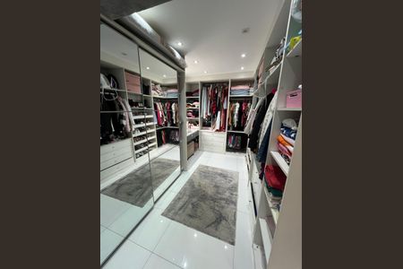 Apartamento à venda com 128m², 2 quartos e 3 vagasCloset