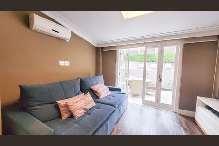 Casa de condomínio à venda com 439m², 4 quartos e 6 vagasSala de TV