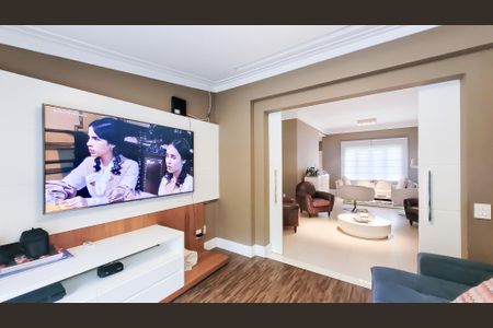 Casa de condomínio à venda com 439m², 4 quartos e 6 vagasSala de TV