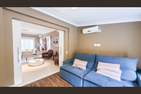 Casa de condomínio à venda com 439m², 4 quartos e 6 vagasSala de TV