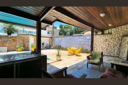 Casa de condomínio à venda com 310m², 3 quartos e 1 vagaQuintal