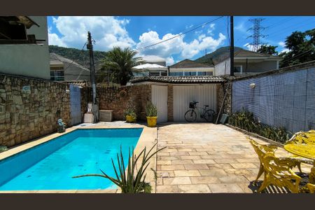 Casa de condomínio à venda com 310m², 3 quartos e 1 vagaQuintal