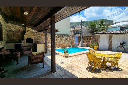 Casa de condomínio à venda com 310m², 3 quartos e 1 vagaQuintal