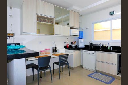 Casa de condomínio para alugar com 210m², 4 quartos e 4 vagasCozinha