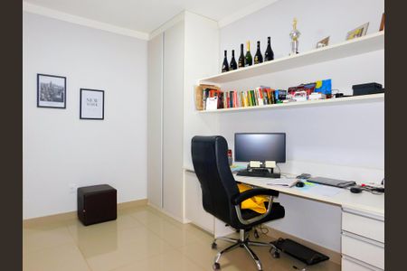 Casa de condomínio para alugar com 210m², 4 quartos e 4 vagasEscritório