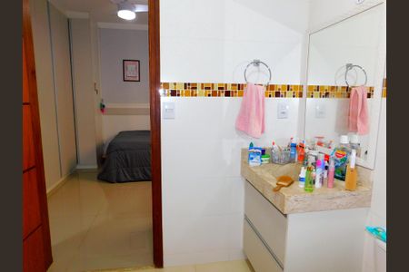 Casa de condomínio para alugar com 210m², 4 quartos e 4 vagasBanheiro da Suíte 1