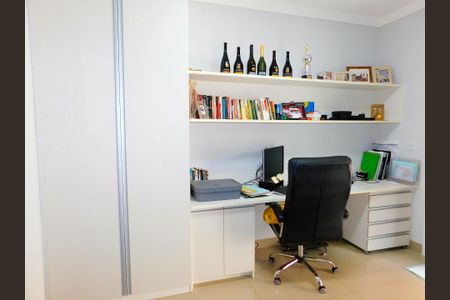 Casa de condomínio para alugar com 210m², 4 quartos e 4 vagasEscritório