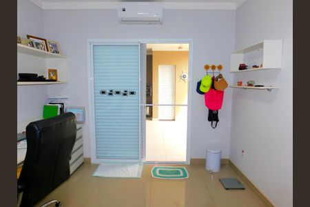 Casa de condomínio para alugar com 210m², 4 quartos e 4 vagasEscritório