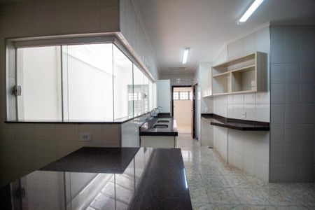 Casa para alugar com 360m², 4 quartos e 4 vagasCozinha 