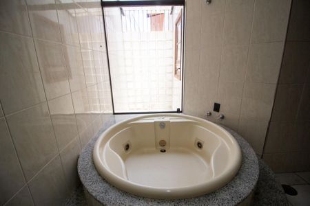 Casa para alugar com 360m², 4 quartos e 4 vagasBanheiro da Suite 1