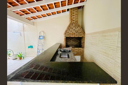 Casa de condomínio à venda com 210m², 3 quartos e 3 vagasChurrasqueira