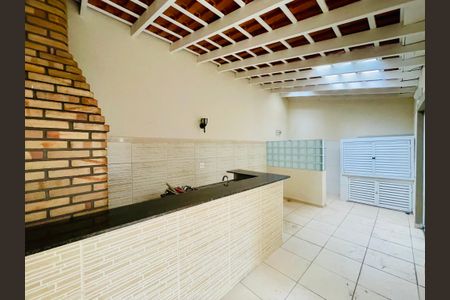 Casa de condomínio à venda com 210m², 3 quartos e 3 vagasChurrasqueira