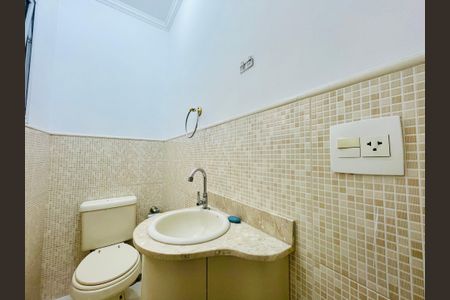Casa de condomínio à venda com 210m², 3 quartos e 3 vagasLavabo