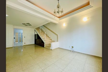Casa de condomínio à venda com 210m², 3 quartos e 3 vagasSala