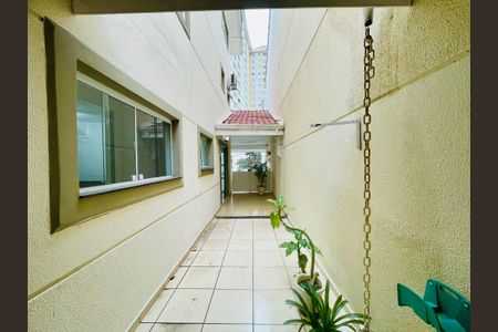 Casa de condomínio à venda com 210m², 3 quartos e 3 vagasCorredor externo